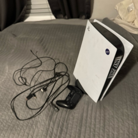 Sony PS5 Blu-Ray Edition Console - White - Picture 4 of 5